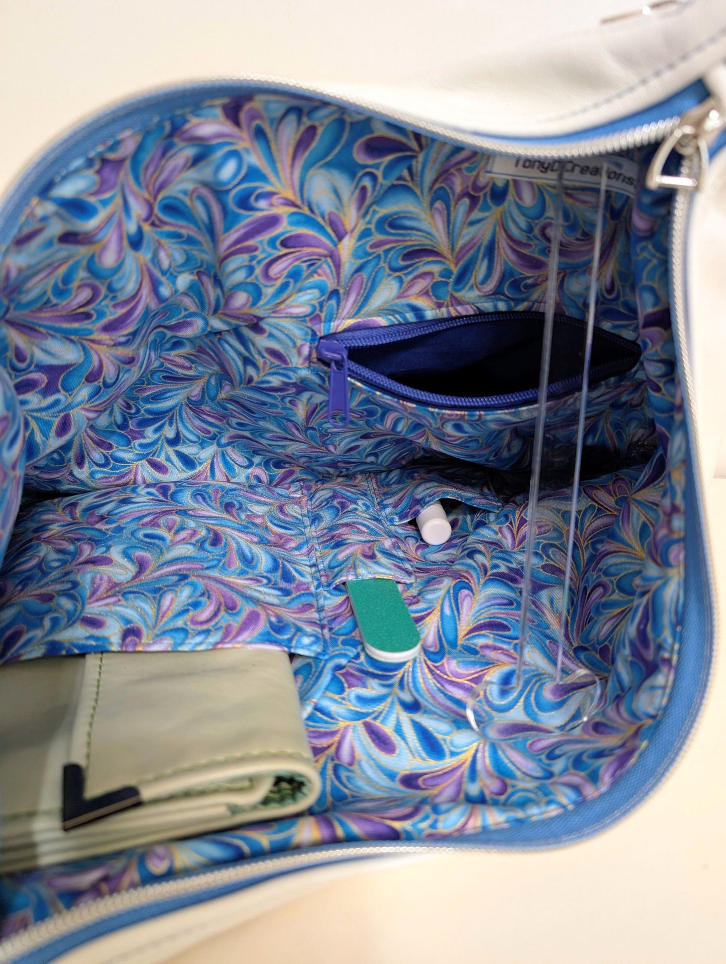 7839 Traudy Triangular Bag White w/Blue Zipper