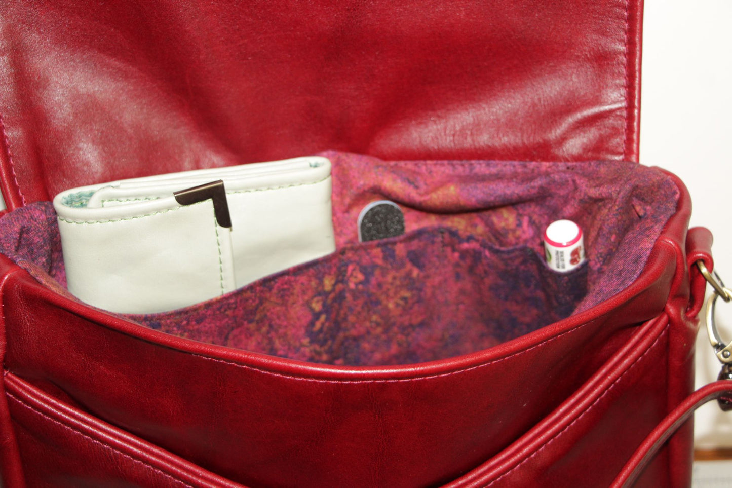 7808 TonyD Everyday Everything Bag Medio in Sangria Pull-up Leather