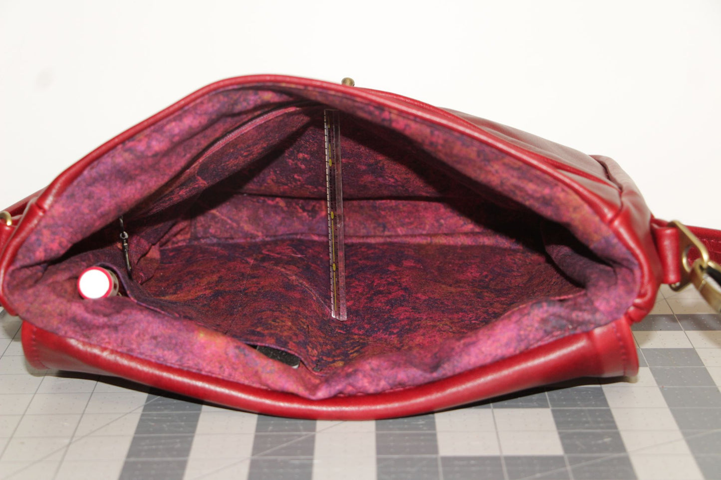 7808 TonyD Everyday Everything Bag Medio in Sangria Pull-up Leather