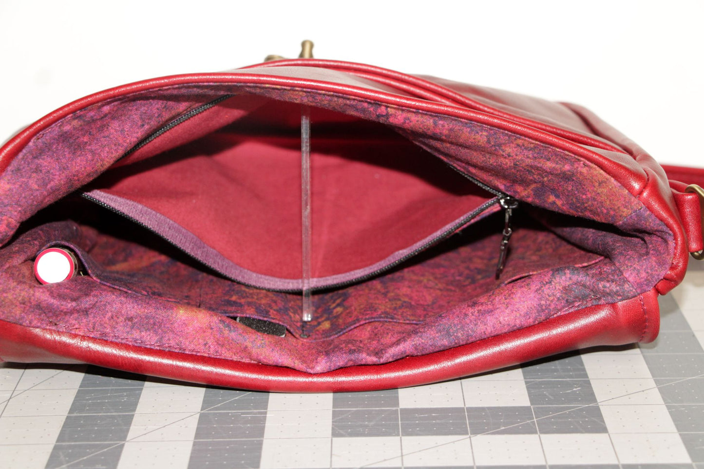 7808 TonyD Everyday Everything Bag Medio in Sangria Pull-up Leather