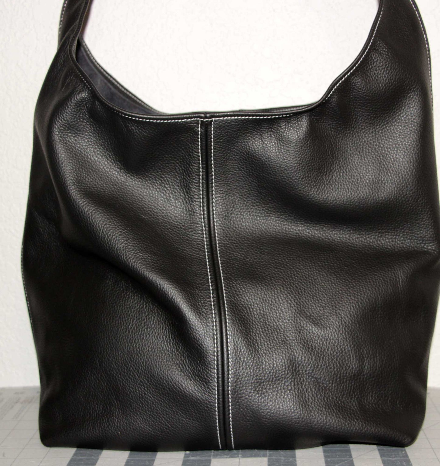 7775 Darsam Hobo Black with White contrast highlight stitching