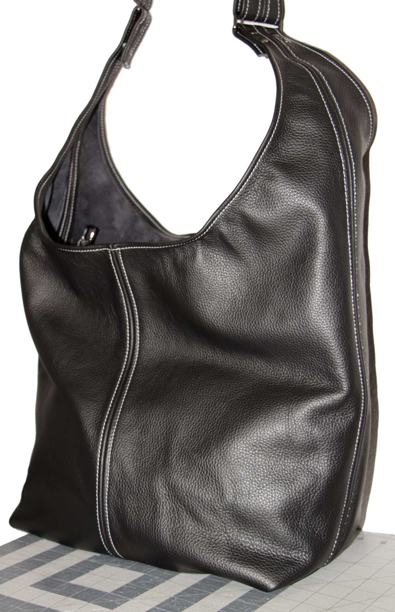 7775 Darsam Hobo Black with White contrast highlight stitching