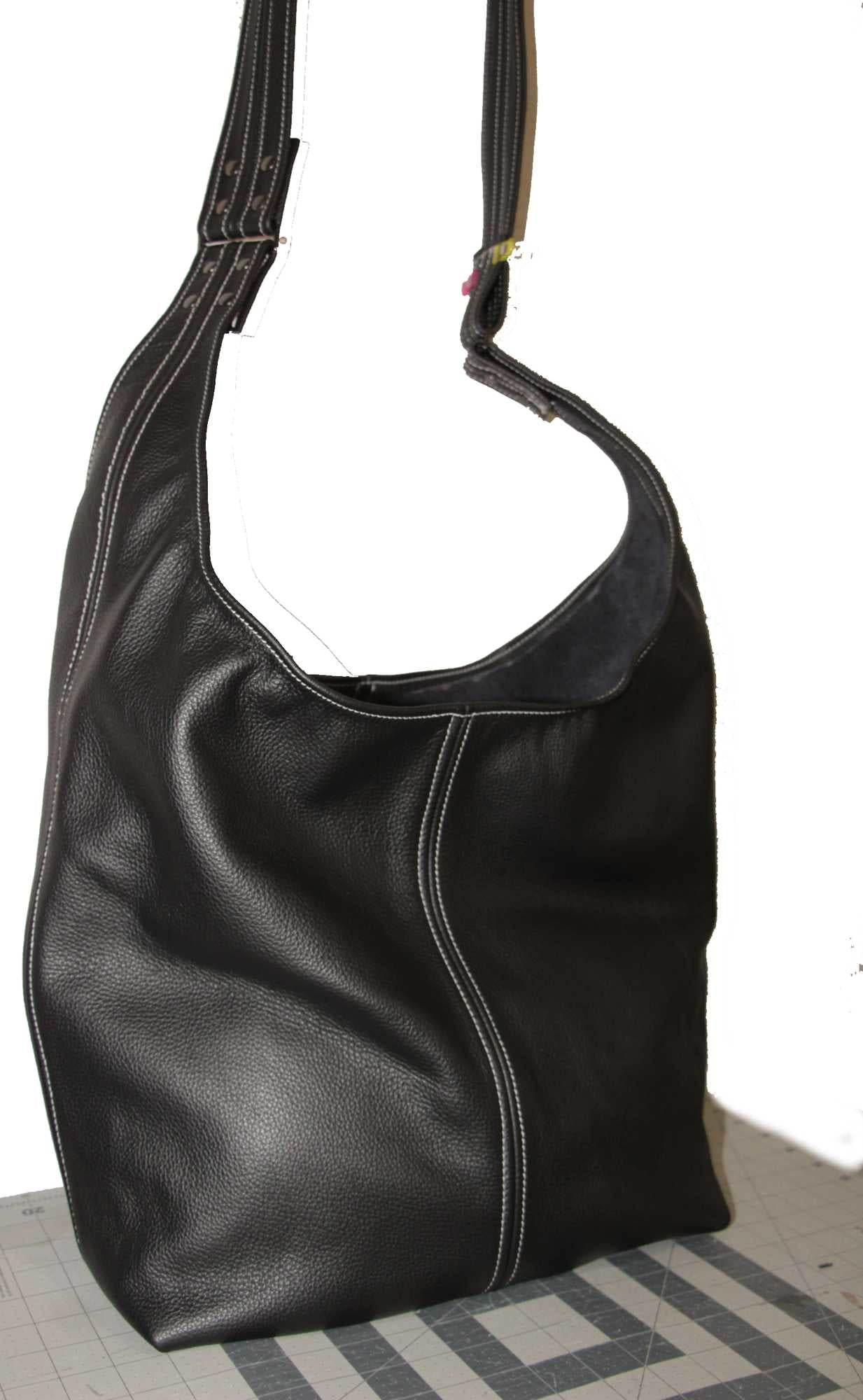 7775 Darsam Hobo Black with White contrast highlight stitching