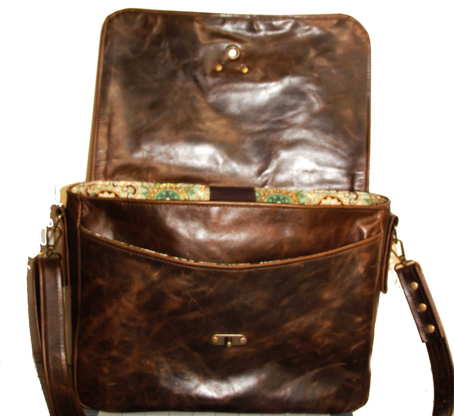 7776 Starling Messenger Bag Brown with Deboss Flap