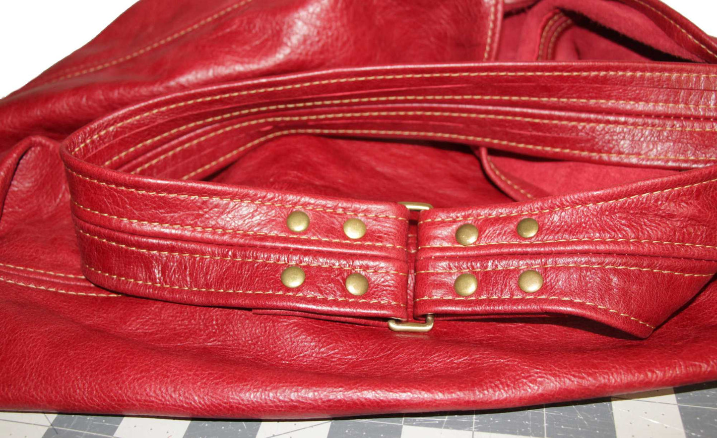 7777 Darsam Hobo Red with Marble Vinyl